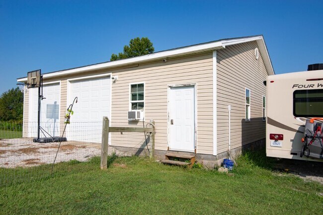 Building Photo - 650 Farmington Dr