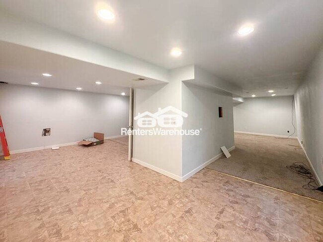 Building Photo - Available now! Stunning 4 Bed, 4 Bath Corner Lot in a Fantastic Area