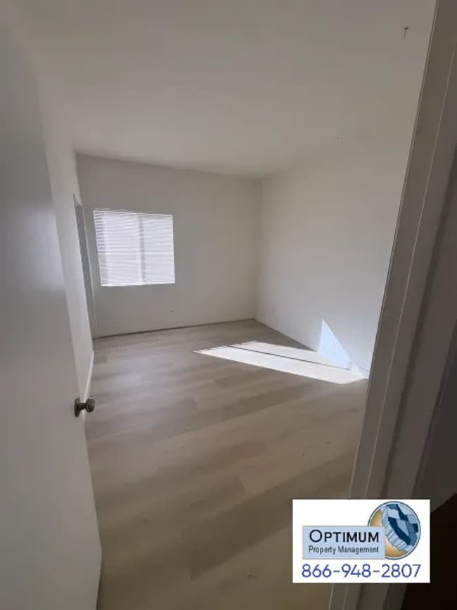 Building Photo - Spacious 4-Bedroom 2-Bathroom Home with Fireplace & Large Backyard