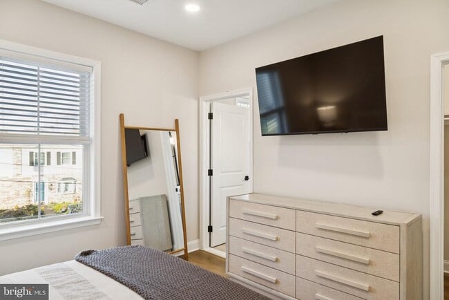 Building Photo - 40 Evergreen Ln