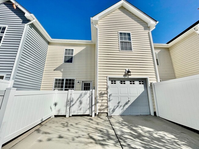 Building Photo - Fabulous Townhome In Lexington! Attached G...