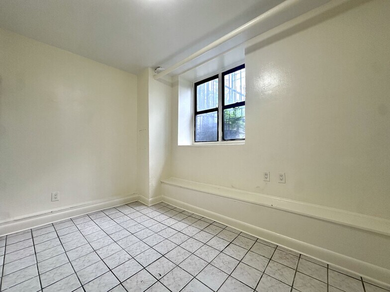 Building Photo - 3133 Broadway