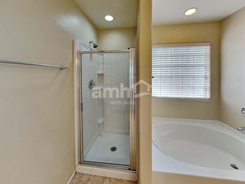 Building Photo - 7347 W St Charles Ave