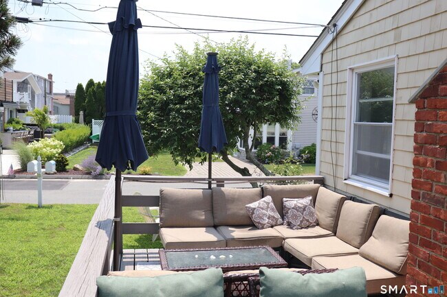 Building Photo - 14 Leeway Dr