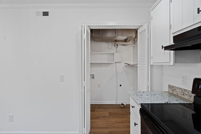 Building Photo - Gorgeous Two Bedroom Home!