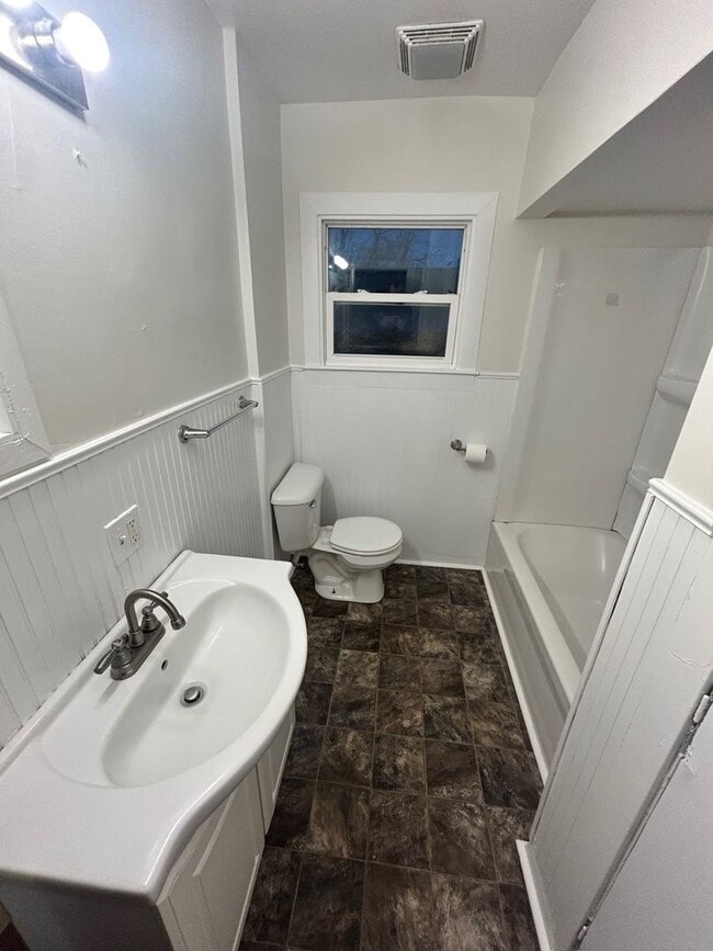 Building Photo - 270 W Pine St NE