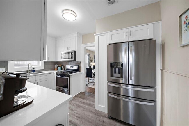 Building Photo - 1631 Castle Ct