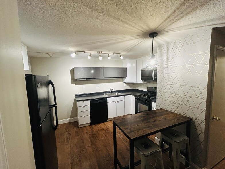 Primary Photo - 22 7th Ave