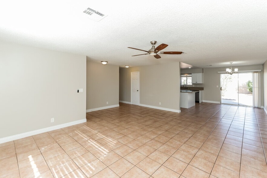 Building Photo - 390 Newbury Ct