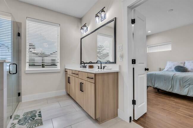 Building Photo - 5303 Donovan Gdns Ln