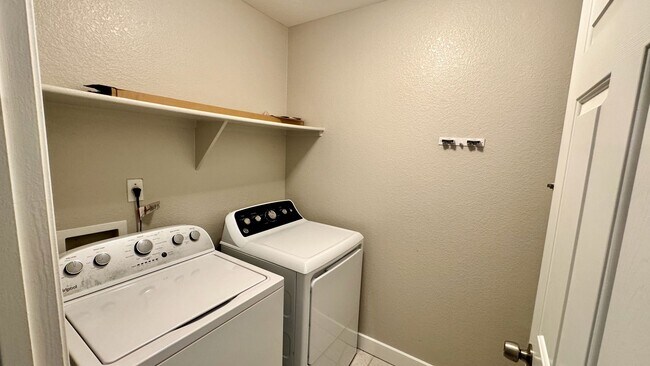 Building Photo - Beautifully Updated 3 Bedroom, 2 Bathroom Single-Level Home in Chandler (85225)!