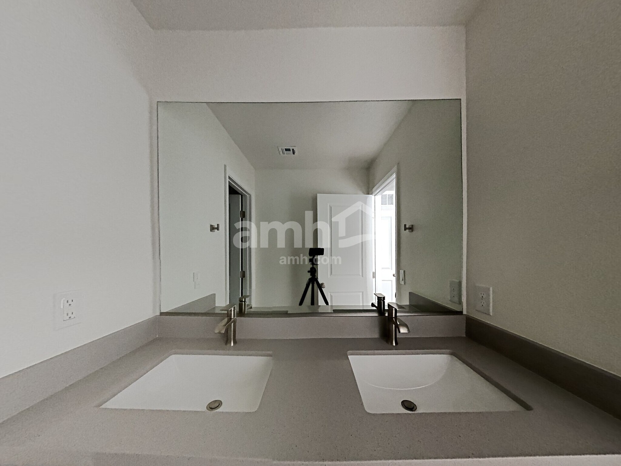 Building Photo - 6035 Schmidt St