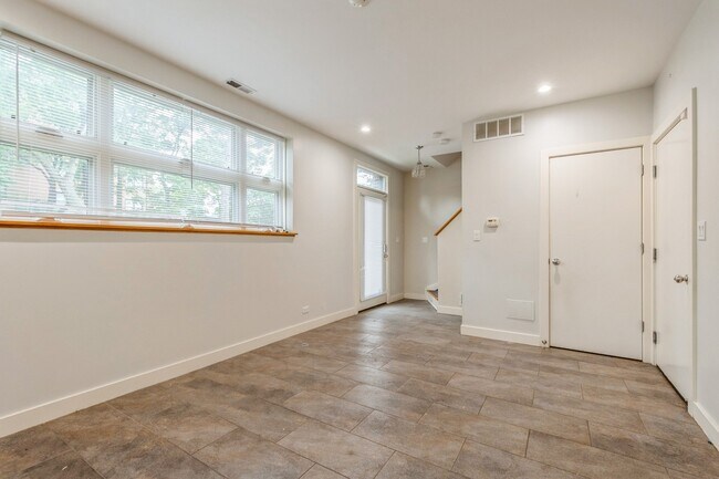 Building Photo - 7209 N Oakley Ave