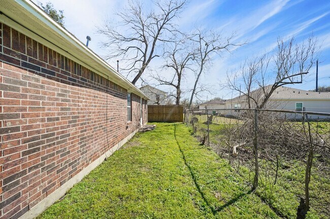 Building Photo - 4636 Mayflower St