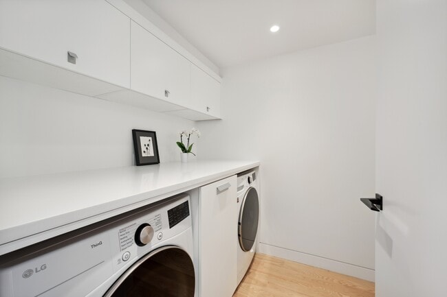 Building Photo - 180 E Pearson St