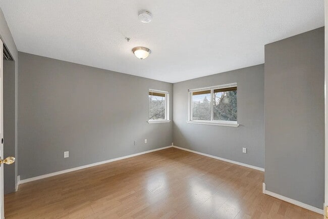 Building Photo - $1,600 - 1 Bed / 1 Bath Gorgeous Condo Unit in University District