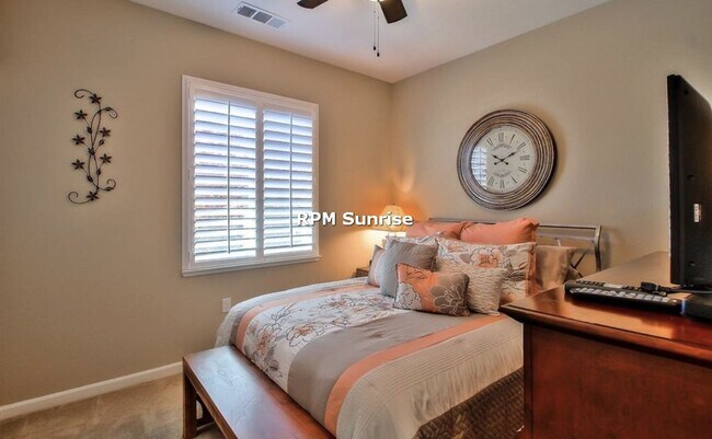 Building Photo - Spacious 3BR/2BA House Near Shopping & Dining