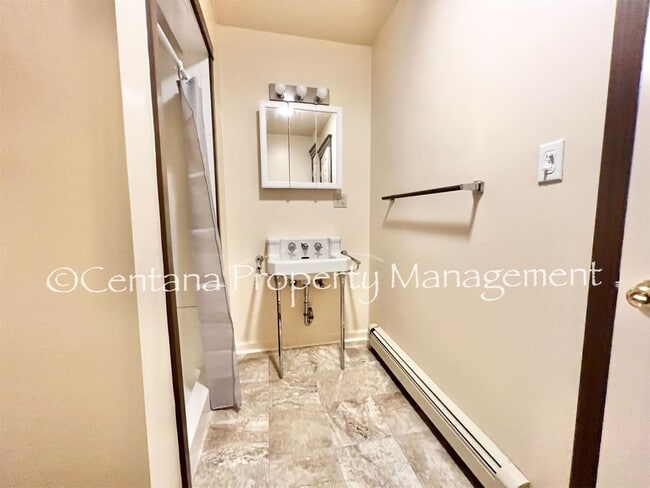 Building Photo - 3 bedroom apartment near Campus, Park St (local shops/food) and St James Hospital!