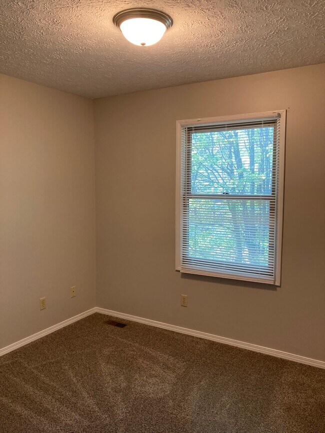 Building Photo - 3 Bedroom, 1.5 bath Home