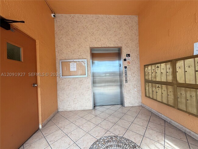 Building Photo - 2441 SW 31st Ave