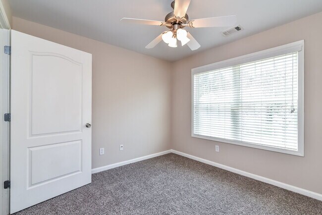 Building Photo - 2701 Sedgeview Ln NE