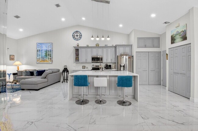 Building Photo - 6247 Heliconia Rd