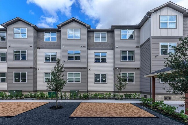 Building Photo - 1620 Oak Tree Dr