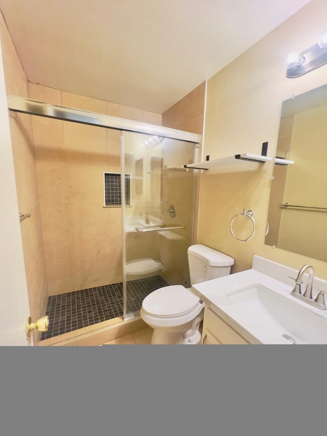 Building Photo - 4016 E Eugie Ave