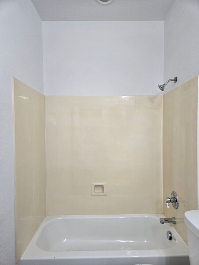 Building Photo - Spacious 4 bed, 3 full bath home in New Ri...