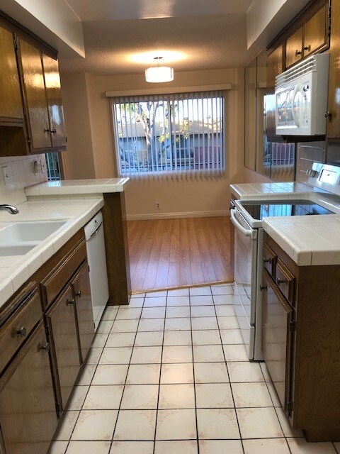 kitchen - 5353 Yarmouth Ave
