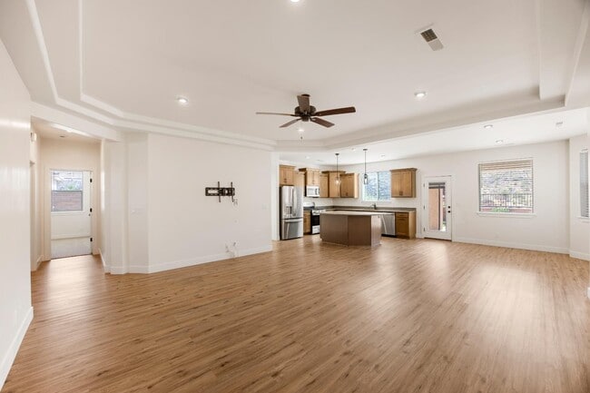Building Photo - 646 N Sandy Talus Dr