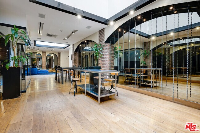 Building Photo - 460 S Spring St