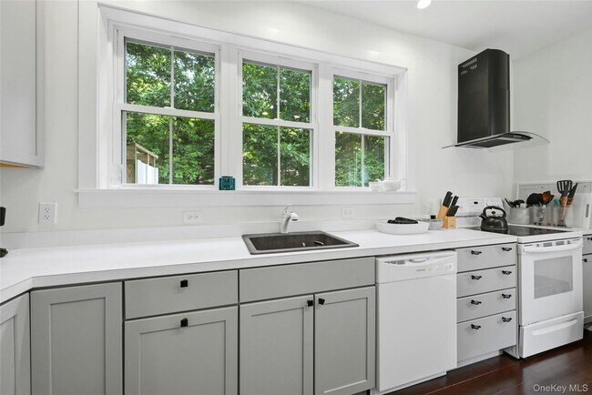 Building Photo - 13595 Soundview Ave