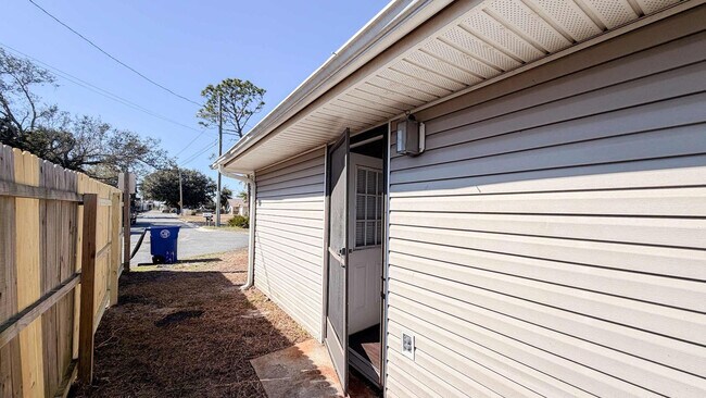 Building Photo - 300 W 23rd Pl