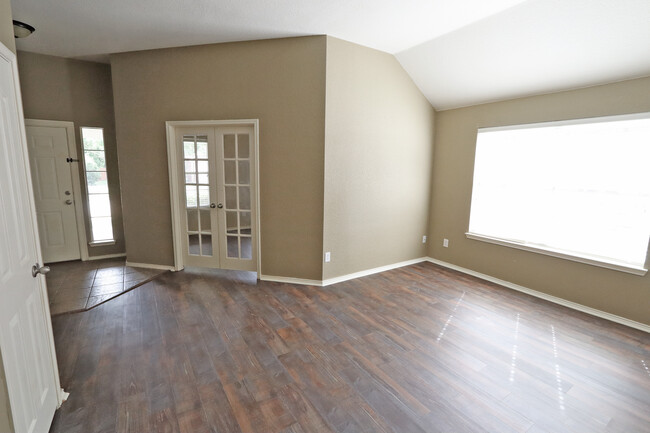Building Photo - 1000 Warbler Ln