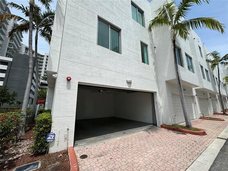 Building Photo - 2146 Van Buren St
