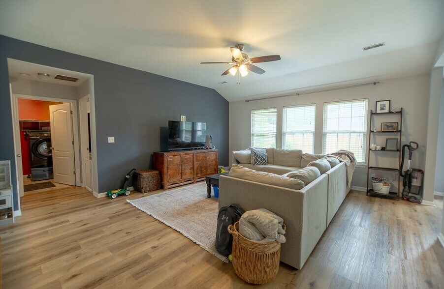 Building Photo - 5104 Opal Dr