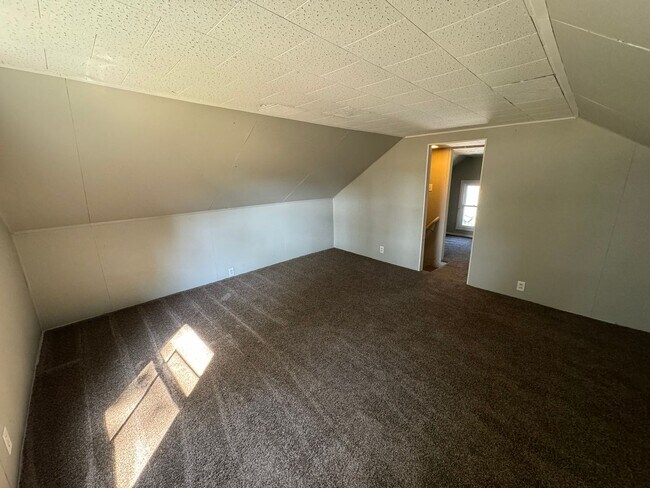Building Photo - Spacious 3-Bedroom, 1-Bathroom Home with Pole Building – $1,525/Month