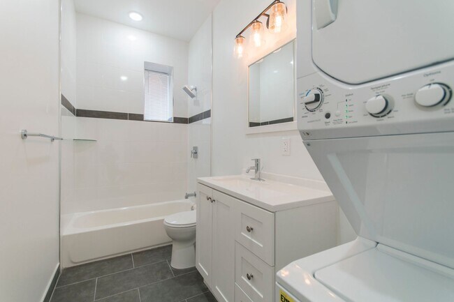 Building Photo - Modern & Renovated 1BD 1BA Apartment