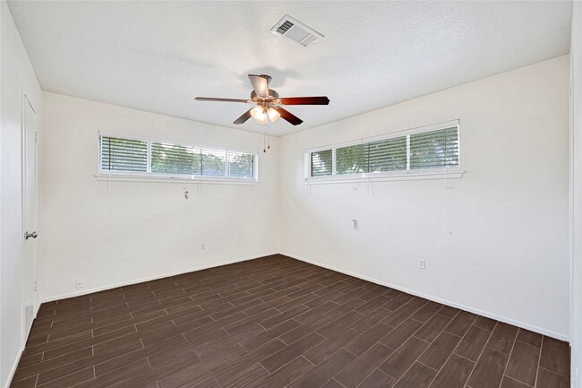 Building Photo - 957 Kerry Dr