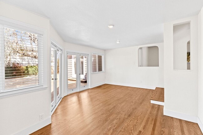Building Photo - Charming & Spacious Single Family Home