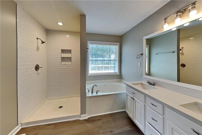 Building Photo - 6778 Oakhurst Ct