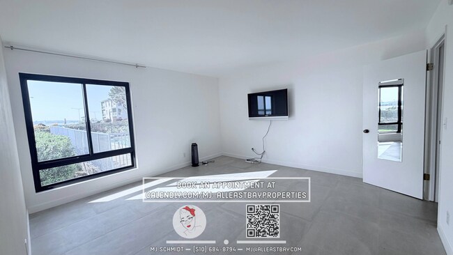 Building Photo - One of a kind 2bd/2bth with breathtaking views of the Bay, includes water, garbage, 1 parking spo...