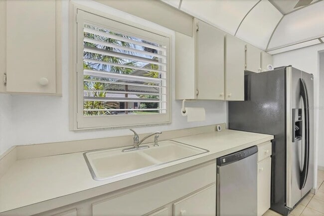 Building Photo - 5051 Village Garden Dr