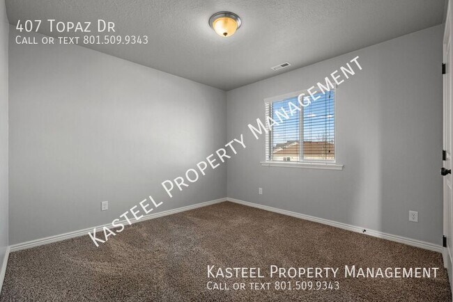 Building Photo - 407 Topaz Dr