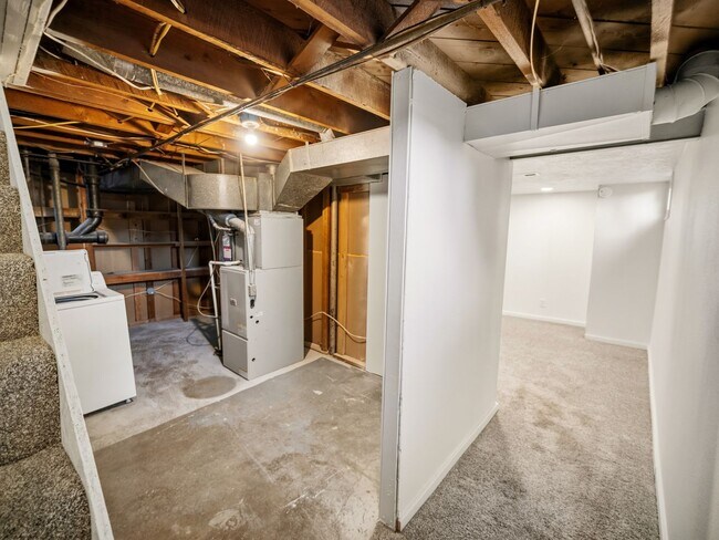 Building Photo - 6011 N Braeburn Dr
