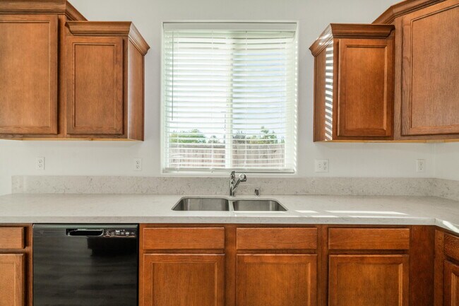 Building Photo - Modern 3-Bed / 2-Bath Home in Redding- Dog...