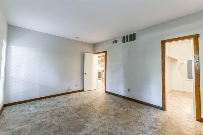 Building Photo - 2100 Tanglewilde St