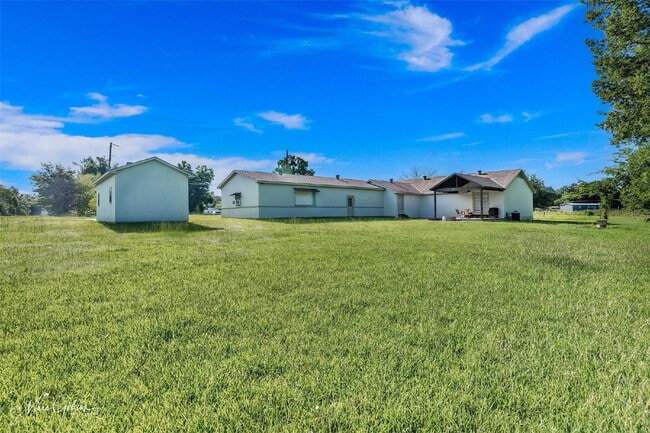 Building Photo - "Charming 3-Bed Sanctuary with 2 Full Bath...