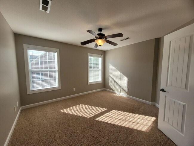 Building Photo - - Majestic 3 Bedroom 2.5 Bath + Bonus Room...